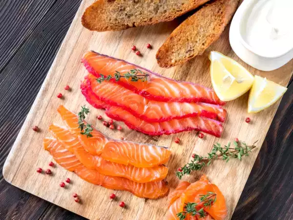 Så serverar du laxgravlaxen för att lyfta festmåltiden