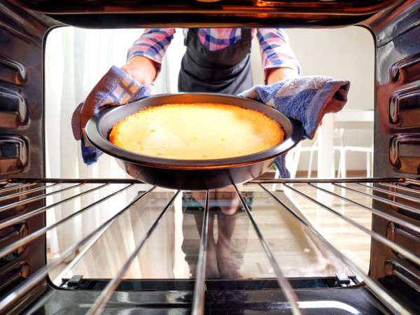 Gör aldrig detta misstag med din ugn när du bakar tårtor