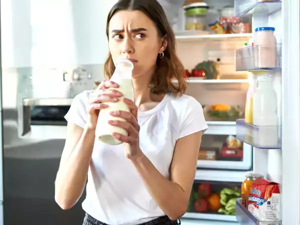 Dricka kall mjölk ur flaska: vanan som försvagar immunförsvaret