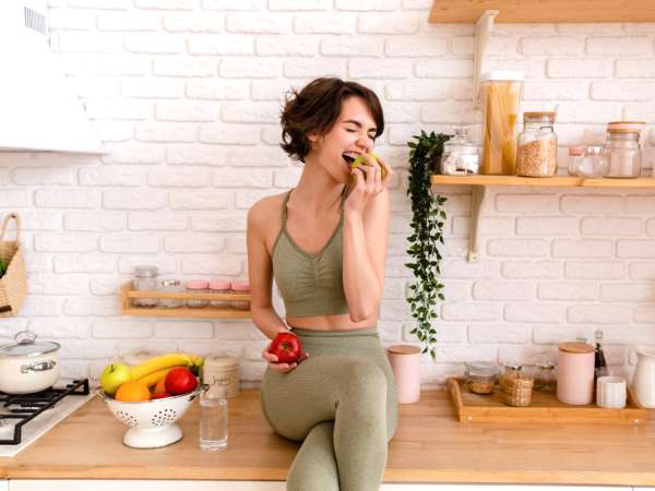 Experter bekräftar: att äta ett äpple vid denna specifika tidpunkt på dagen hjälper verkligen med viktminskning