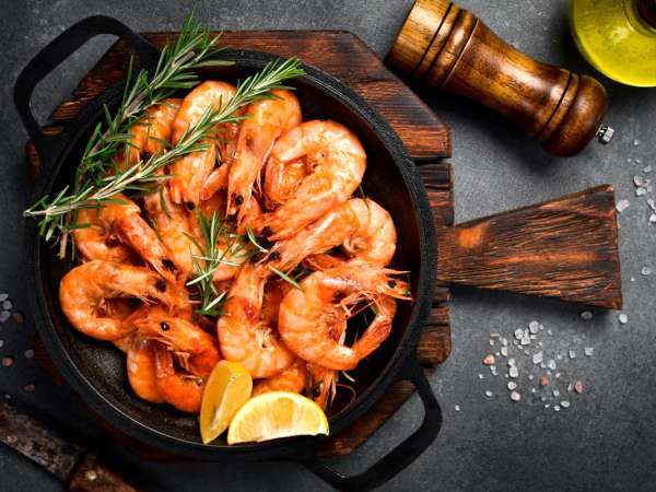 I sista minuten? Ingen panik: här är bästa sättet att snabbt tina räkor