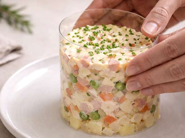 Utan pläteringsring och med gäster: Tricket som räddar presentationen av dina rätter (med något du redan har hemma).