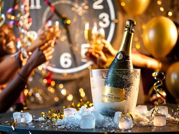 Att kyla mousserande vin på 15 minuter verkar omöjligt tills du provar detta sista minuten-trick och räddar nyårsafton