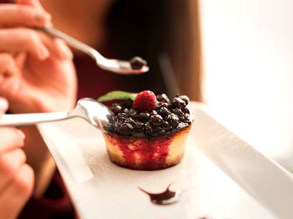 Desserten är densamma. Det är inte känslan: visste du att besticken kan förändra hur det smakar?