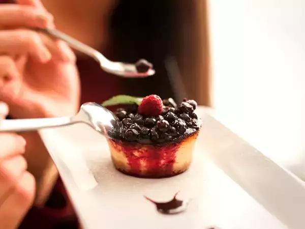 Desserten är densamma. Det är inte känslan: visste du att besticken kan förändra hur det smakar?