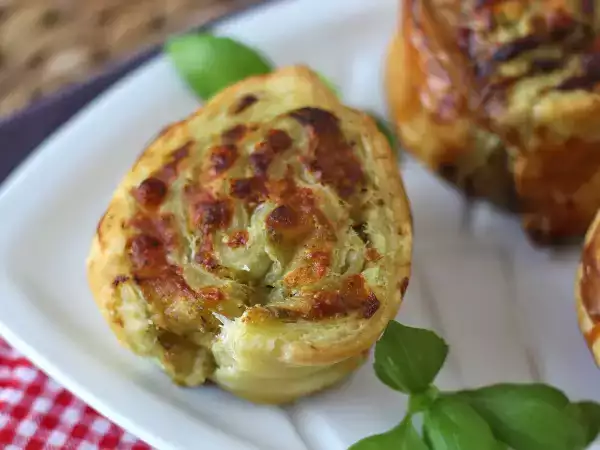 Dessa smördegsbakelser med pesto tar bara 15 minuter att tillaga ... och försvinner ännu snabbare