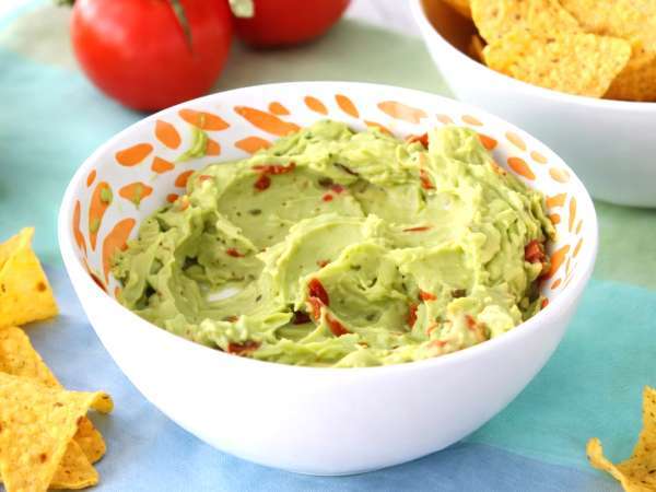 Det bästa sättet att förvara guacamole så att den inte blir brun nästa dag.