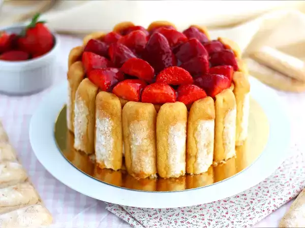 Denna enkla jordgubbscharlotte är helt klart vår favoritdessert på våren!