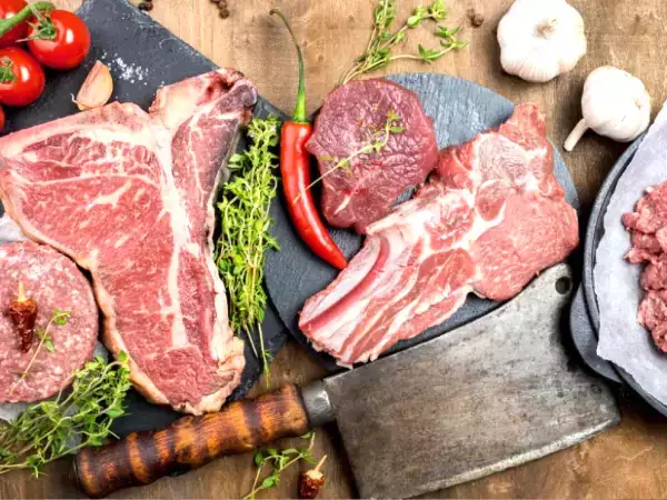 Varför kött alltid ska tas ut ur kylskåpet före tillagning (och hur länge)