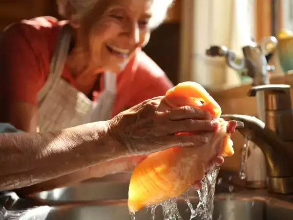Måste man verkligen tvätta kyckling innan man tillagar den? Sanningen som din mor och mormor aldrig berättade för dig