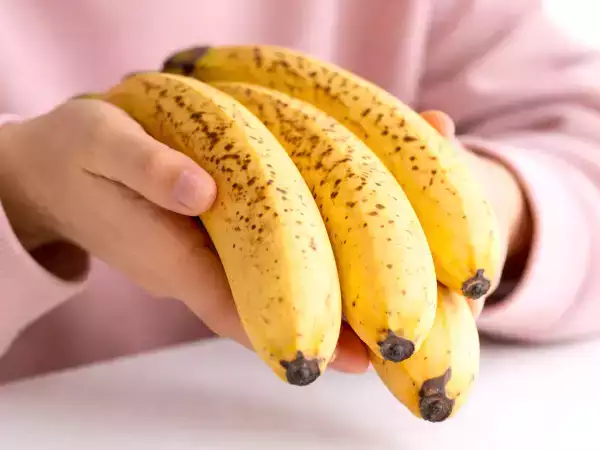 Så här får du bananer att hålla längre och förhindrar att de blir svarta för snabbt