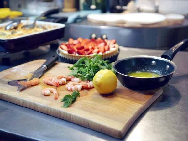 Dagliga menyn, 21 april 2026 : En smakfull resa med rökt lax, raclette och citronmousse