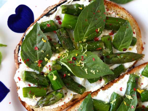 Vårens bruschetta som alla vill ha: fräsch, krämig och klar på några minuter