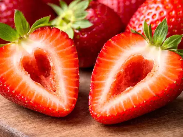 Varför har vissa jordgubbar hål inuti? Det finns en outtalad anledning