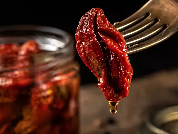 Soltorkade tomater i olja: ett smakkoncentrat i skafferiet och 10 recept för att få ut det mesta av det.