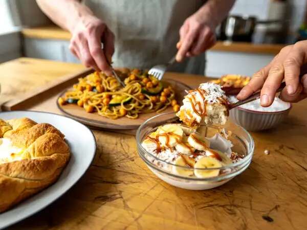 Dagens meny, 29 april: njut av en smakfull kväll med pizzakrona, nudlar och bowl cake