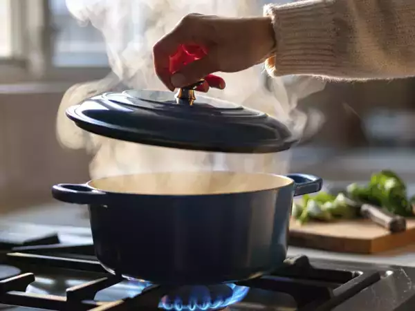 När du ska täcka över eller inte täcka över grytan: gesten som helt förändrar dina rätter.
