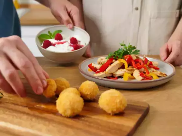 Dagens meny, 23 maj: luftfrysta panerade babybel, kebab med kyckling och paprika, yoghurt- och hallonglass