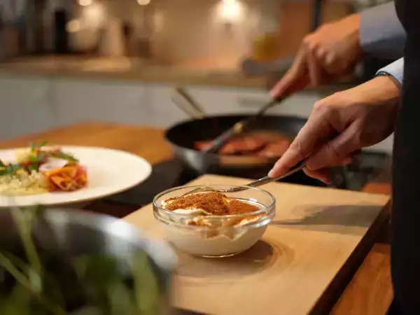 Dagens meny, 25 maj: en festlig aperitif, saftigt ankbröst och krämig vaniljäggkräm