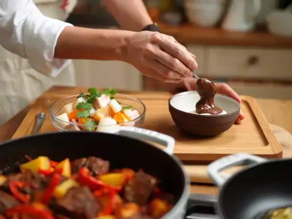 Dagens meny, 21 maj: en smakfull resa med ceviche, spansk gryta och mjuk pepparkaka