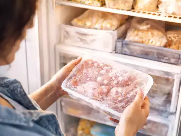 Glömt att tina upp? Detta enkla trick fixar det på några minuter och räddar alla måltider