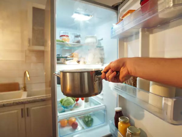 Varför det är bättre att låta en kastrull med matrester svalna innan du ställer in den i kylskåpet