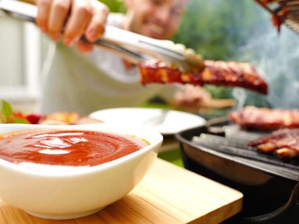 Barbecue sås: gör det hemma och förvandla allt kött