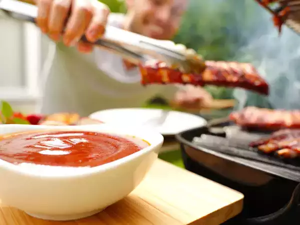 Barbecue sås: gör det hemma och förvandla allt kött
