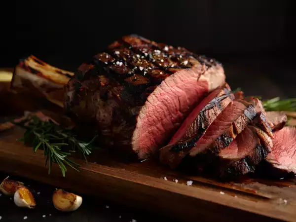 Kan du äta kött på kvällen utan att störa din sömn? Vad du behöver veta för att undvika rastlösa nätter