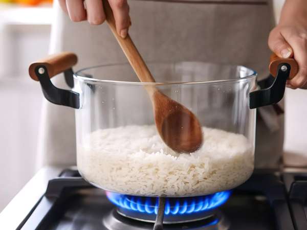 Så här värmer du ris utan fel och gör det aldrig torrt, hårt eller blött igen