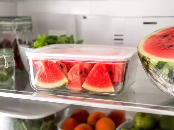 Hur håller man en uppskuren vattenmelon färsk längre? Misstag man bör undvika för att bevara dess färskhet