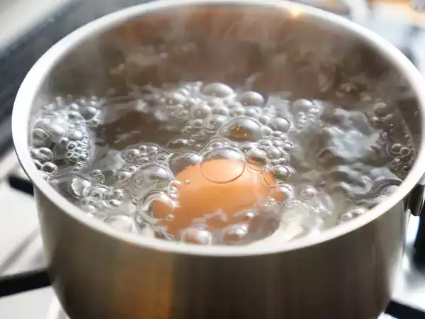 Hur lagar man ett ägg på rätt sätt: i kallt vatten, kokande vatten eller en varm kastrull?