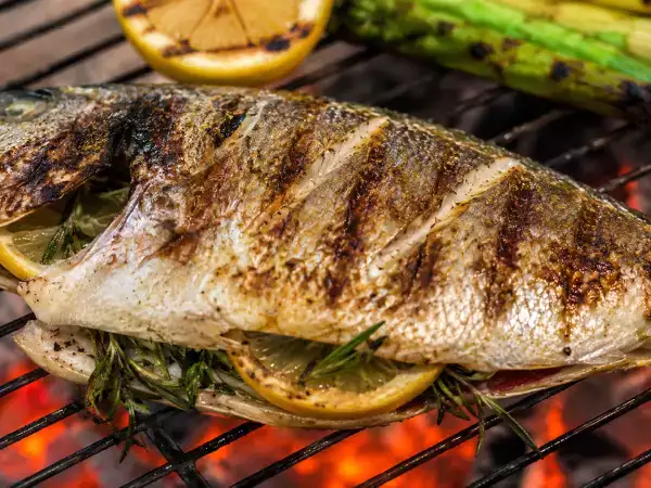 Grillad fisk: tips för att den inte ska fastna, inte gå sönder och bli saftig och perfekt tillagad