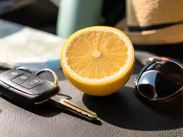 Att lukta på citron mot åksjuka: när det kan hjälpa och hur man gör det på rätt sätt