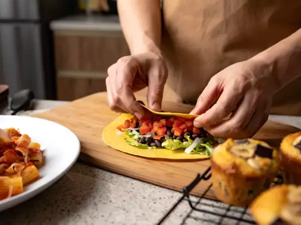 Dagens meny, 23 juni: en smakfull resa med tortillaskålar, pasta all'amatriciana och gourmetmuffins