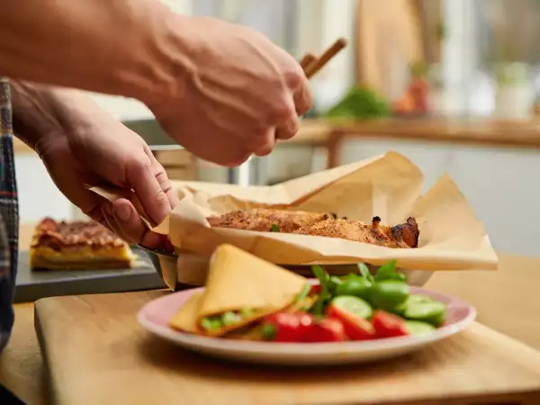 Dagens meny, 27 juni: smakfulla vegetariska tacosamosas, kyckling i papper och veganska cheesecakes
