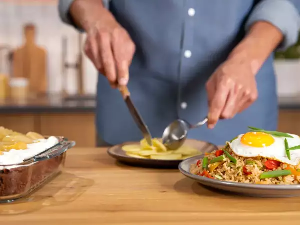 Dagens meny, 29 juni: läckra potatischips, indonesisk Nasi Goreng och päron- och chokladtårta