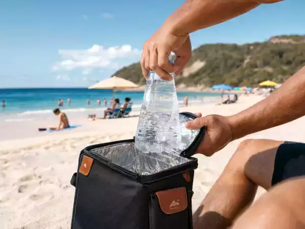 Hur man tar med sig drycker till stranden utan att de tappar sin kyla