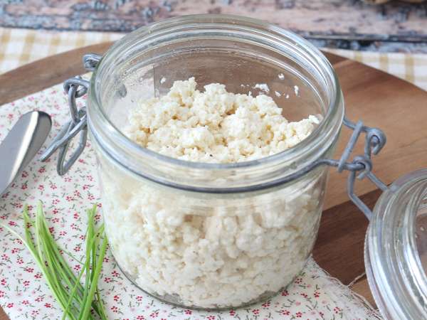 Hur gör man hemlagad cottage cheese? Ett superbilligt recept med bara två ingredienser!