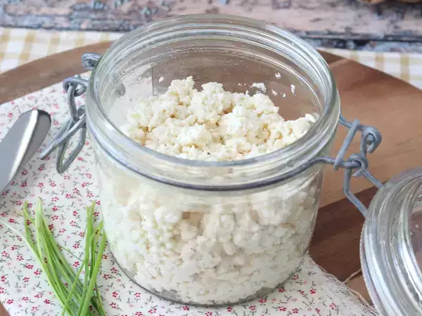 Hur gör man hemlagad cottage cheese? Ett superbilligt recept med bara två ingredienser!