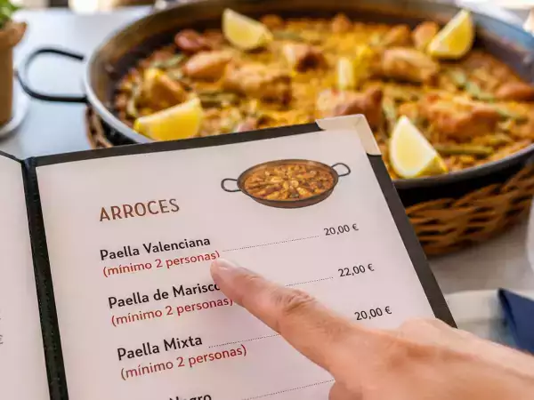 Varför serverar många restauranger bara paella för två personer? Sanningen bakom ”minst två personer”