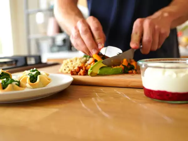 Dagens meny, 6 juli: frasiga smördegsbakelser, näringsrik vegetarisk buddha bowl och vit choklad-hallonbavarois