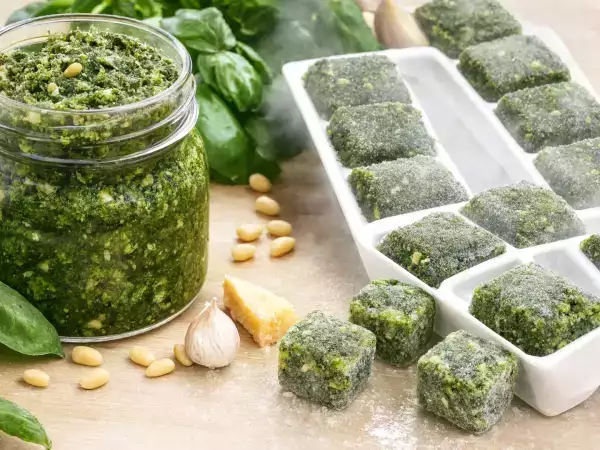 Pesto som tillagas på sommaren och fryses in till vintern: hur länge håller den egentligen och hur man gör för att den inte ska bli dålig