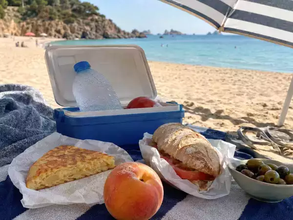 Varför blir man så hungrig på stranden? Vad som ligger bakom en välkänd känsla