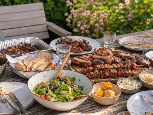 Efter en grillfest ska du aldrig låta resterna stå kvar på bordet längre än så här länge...