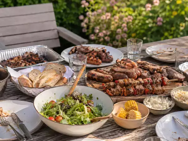 Efter en grillfest ska du aldrig låta resterna stå kvar på bordet längre än så här länge...