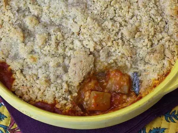 Denna ratatouille-crumble kan förberedas i förväg och smakar lika gott varm som kall!