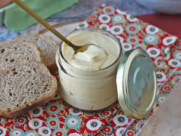Är hemlagad majonnäs verkligen hälsosammare? Vad den korta ingredienslistan inte avslöjar...