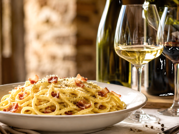 Hur man väljer det perfekta vinet till carbonara: praktiska tips och kombinationer från sommeliererna