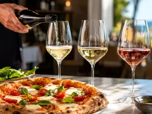 Så här väljer du rätt vin till varje sorters pizza: sommelierernas viktigaste tips till dig